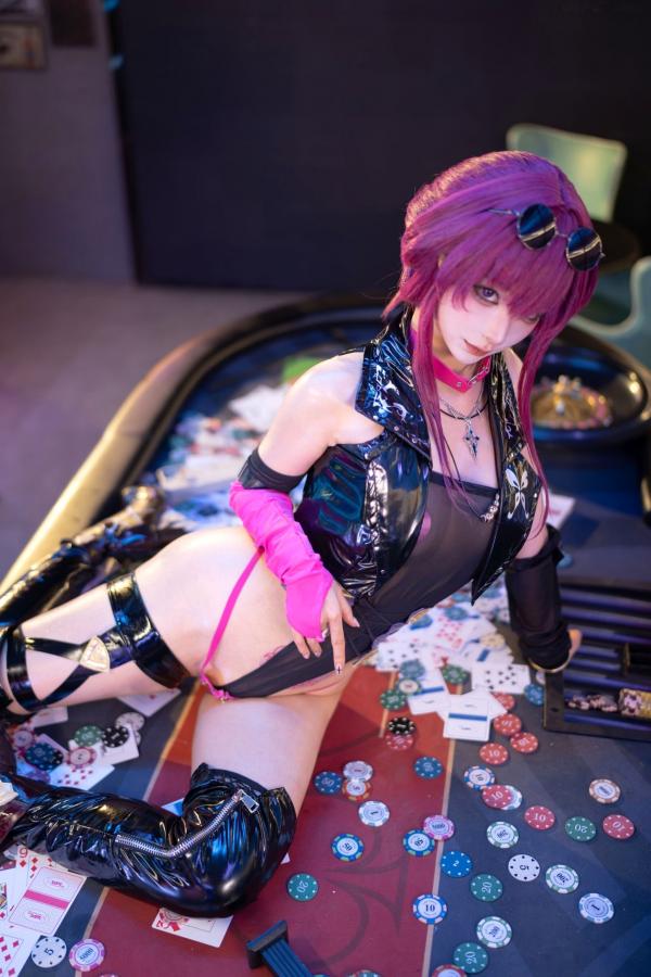 蠢沫沫   蠢沫沫《崩坏：星穹铁道》卡芙卡极致Cosplay，赌场扑克风性感诱惑写真，冷艳女神气质还原，视觉盛宴第60张图片