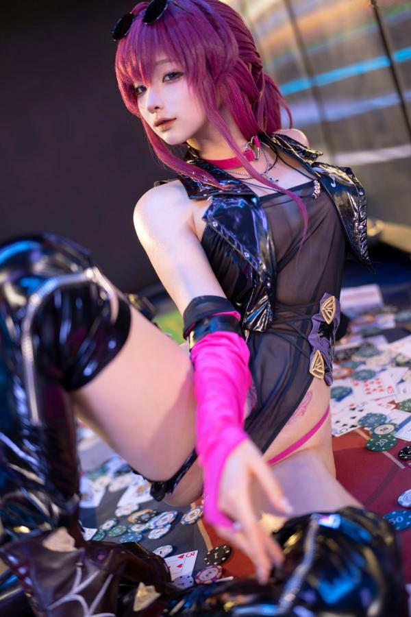 蠢沫沫   蠢沫沫《崩坏：星穹铁道》卡芙卡极致Cosplay，赌场扑克风性感诱惑写真，冷艳女神气质还原，视觉盛宴第62张图片