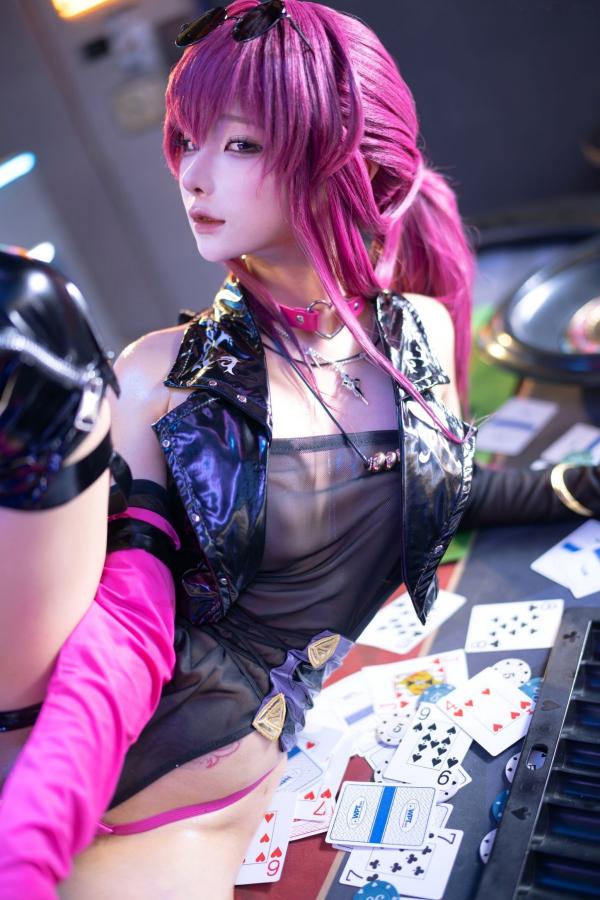 蠢沫沫   蠢沫沫《崩坏：星穹铁道》卡芙卡极致Cosplay，赌场扑克风性感诱惑写真，冷艳女神气质还原，视觉盛宴第70张图片