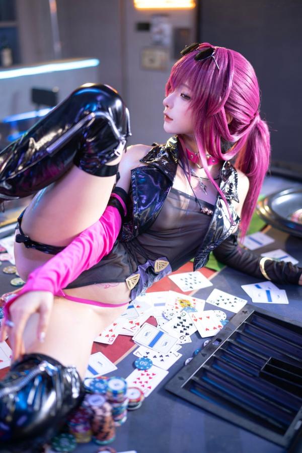 蠢沫沫   蠢沫沫《崩坏：星穹铁道》卡芙卡极致Cosplay，赌场扑克风性感诱惑写真，冷艳女神气质还原，视觉盛宴第71张图片
