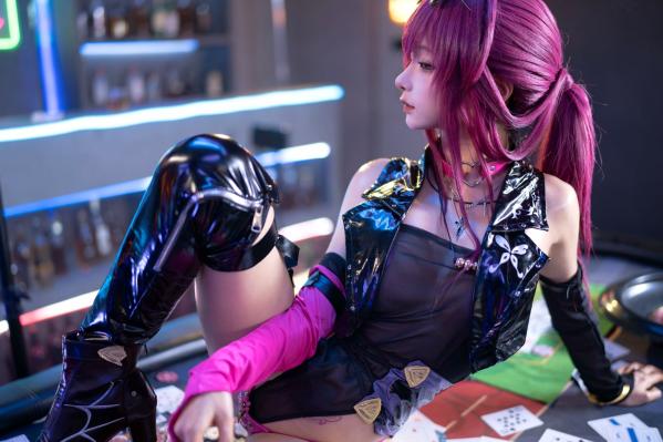 蠢沫沫   蠢沫沫《崩坏：星穹铁道》卡芙卡极致Cosplay，赌场扑克风性感诱惑写真，冷艳女神气质还原，视觉盛宴第72张图片