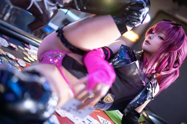 蠢沫沫   蠢沫沫《崩坏：星穹铁道》卡芙卡极致Cosplay，赌场扑克风性感诱惑写真，冷艳女神气质还原，视觉盛宴第75张图片