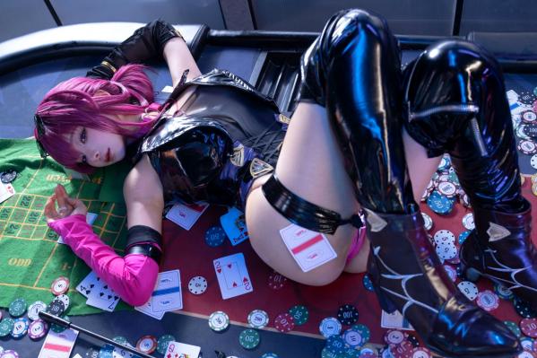 蠢沫沫   蠢沫沫《崩坏：星穹铁道》卡芙卡极致Cosplay，赌场扑克风性感诱惑写真，冷艳女神气质还原，视觉盛宴第99张图片