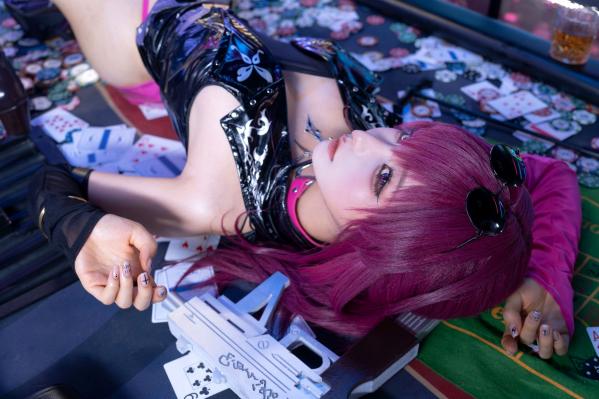 蠢沫沫   蠢沫沫《崩坏：星穹铁道》卡芙卡极致Cosplay，赌场扑克风性感诱惑写真，冷艳女神气质还原，视觉盛宴第104张图片