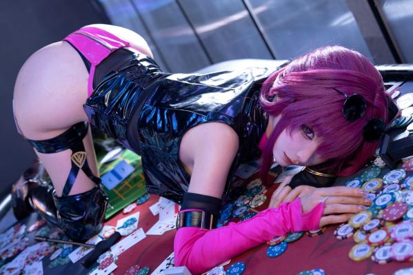 蠢沫沫   蠢沫沫《崩坏：星穹铁道》卡芙卡极致Cosplay，赌场扑克风性感诱惑写真，冷艳女神气质还原，视觉盛宴第125张图片