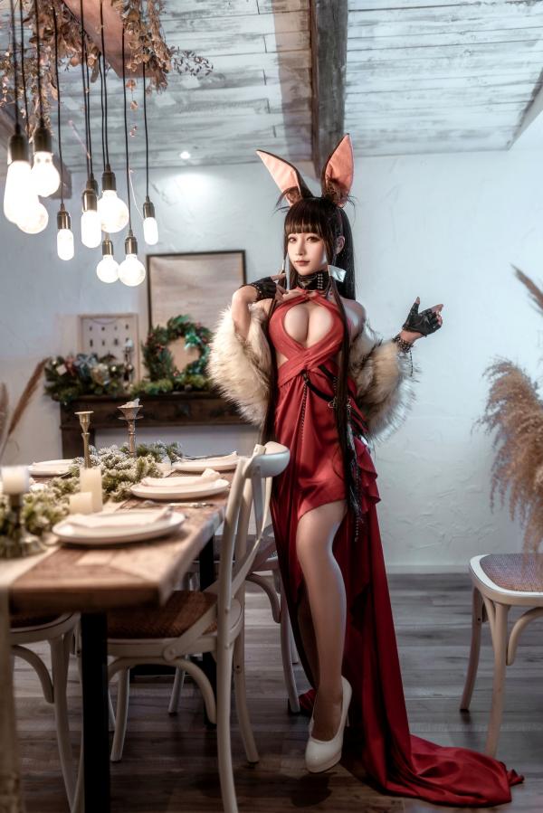 蠢沫沫   蠢沫沫-146-碧蓝航线赤城Cosplay：火辣红色礼服，毛领兔女郎私房性感写真第1张图片
