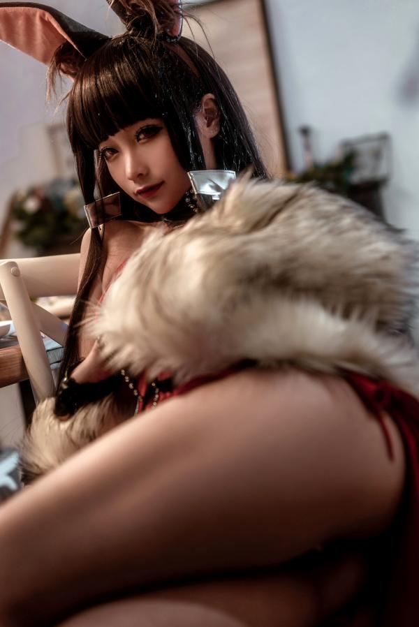 蠢沫沫   蠢沫沫-146-碧蓝航线赤城Cosplay：火辣红色礼服，毛领兔女郎私房性感写真第22张图片