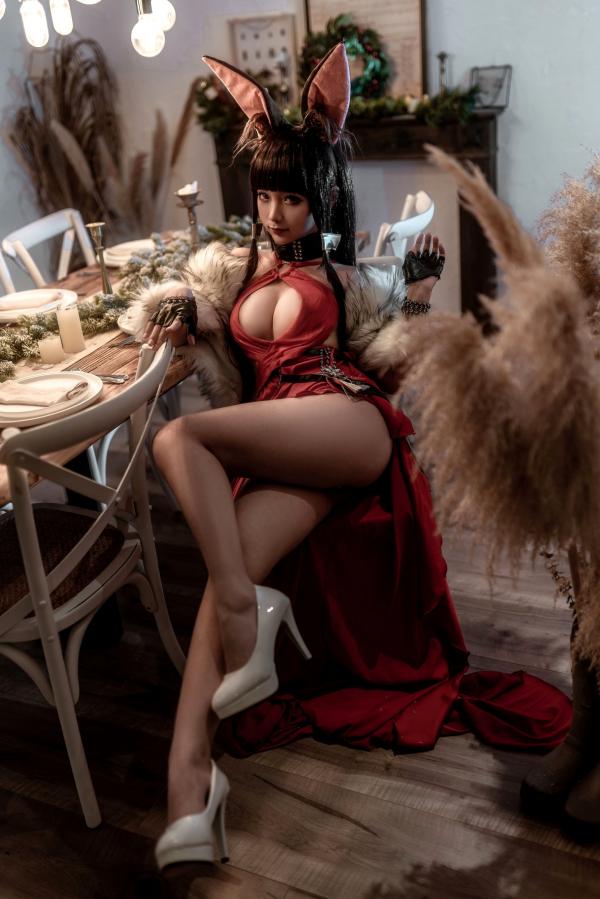 蠢沫沫   蠢沫沫-146-碧蓝航线赤城Cosplay：火辣红色礼服，毛领兔女郎私房性感写真第26张图片