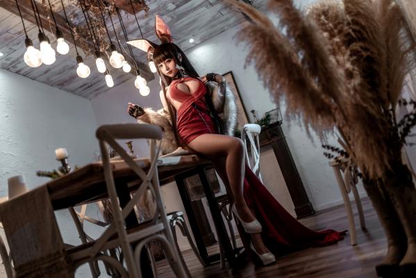 蠢沫沫   蠢沫沫-146-碧蓝航线赤城Cosplay：火辣红色礼服，毛领兔女郎私房性感写真第30张图片
