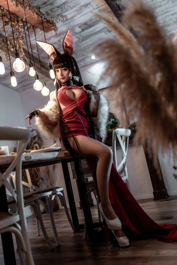 蠢沫沫   蠢沫沫-146-碧蓝航线赤城Cosplay：火辣红色礼服，毛领兔女郎私房性感写真第31张图片