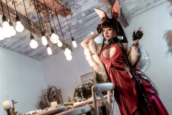 蠢沫沫   蠢沫沫-146-碧蓝航线赤城Cosplay：火辣红色礼服，毛领兔女郎私房性感写真第36张图片