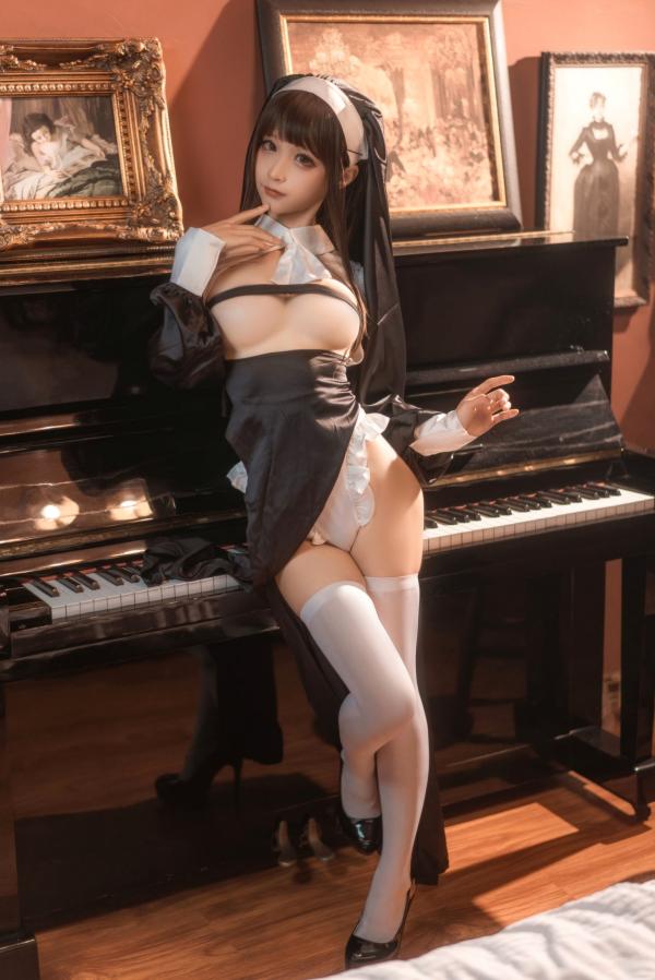 蠢沫沫   蠢沫沫-131-私房修女制服诱惑，极致大尺度角色扮演写真，性感长筒袜室内拍摄第19张图片