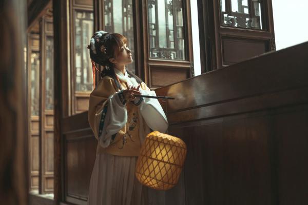 蠢沫沫   蠢沫沫-140-明黄毛领汉服古风写真，清纯古典园林大片，温婉如玉，暖色光影氛围感满满第1张图片