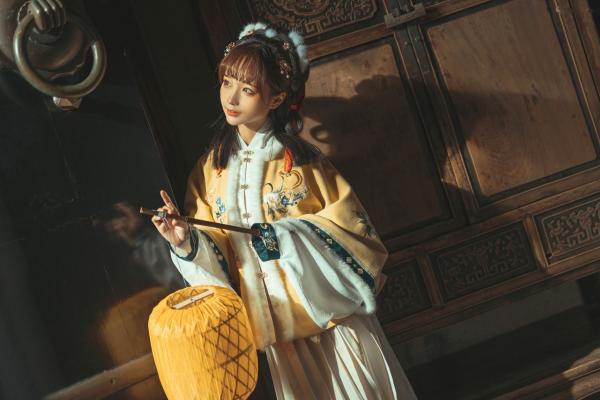 蠢沫沫   蠢沫沫-140-明黄毛领汉服古风写真，清纯古典园林大片，温婉如玉，暖色光影氛围感满满第4张图片