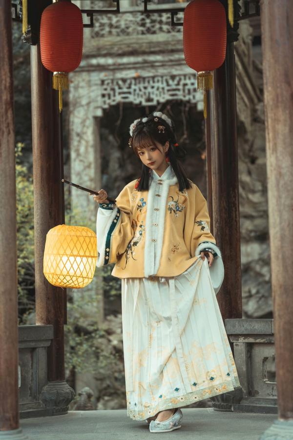 蠢沫沫   蠢沫沫-140-明黄毛领汉服古风写真，清纯古典园林大片，温婉如玉，暖色光影氛围感满满第5张图片