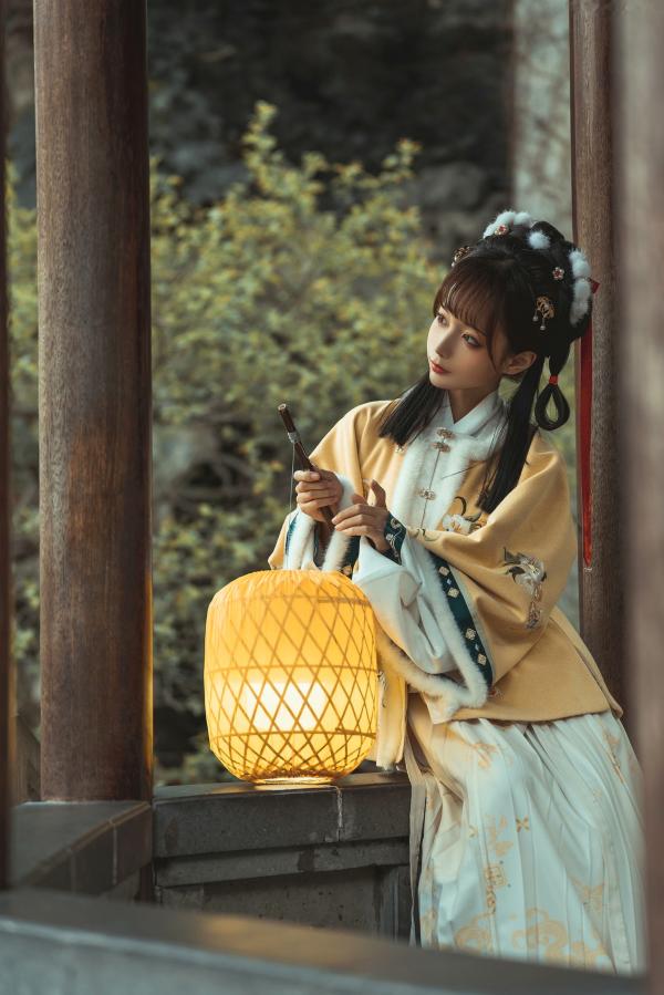 蠢沫沫   蠢沫沫-140-明黄毛领汉服古风写真，清纯古典园林大片，温婉如玉，暖色光影氛围感满满第6张图片