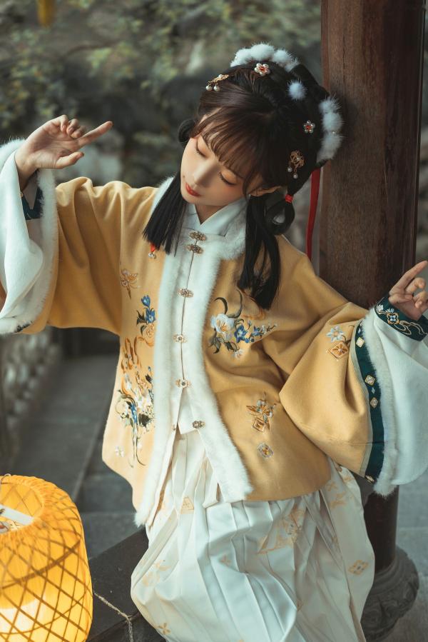 蠢沫沫   蠢沫沫-140-明黄毛领汉服古风写真，清纯古典园林大片，温婉如玉，暖色光影氛围感满满第7张图片