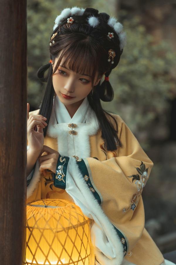 蠢沫沫   蠢沫沫-140-明黄毛领汉服古风写真，清纯古典园林大片，温婉如玉，暖色光影氛围感满满第8张图片