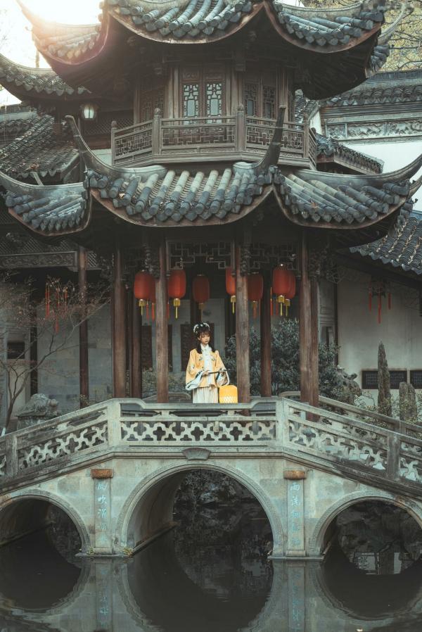 蠢沫沫   蠢沫沫-140-明黄毛领汉服古风写真，清纯古典园林大片，温婉如玉，暖色光影氛围感满满第9张图片