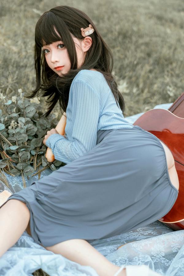 蠢沫沫   蠢沫沫-121-吉他妹妹，户外草地大胆露背装写真，尽显诱惑身材与白嫩肌肤的私房大尺度美图第17张图片