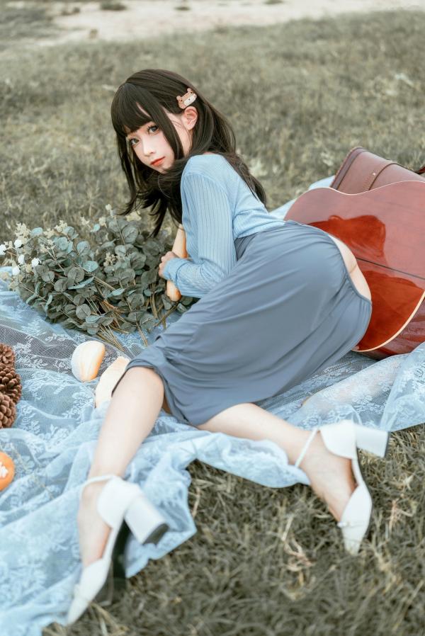 蠢沫沫   蠢沫沫-121-吉他妹妹，户外草地大胆露背装写真，尽显诱惑身材与白嫩肌肤的私房大尺度美图第27张图片