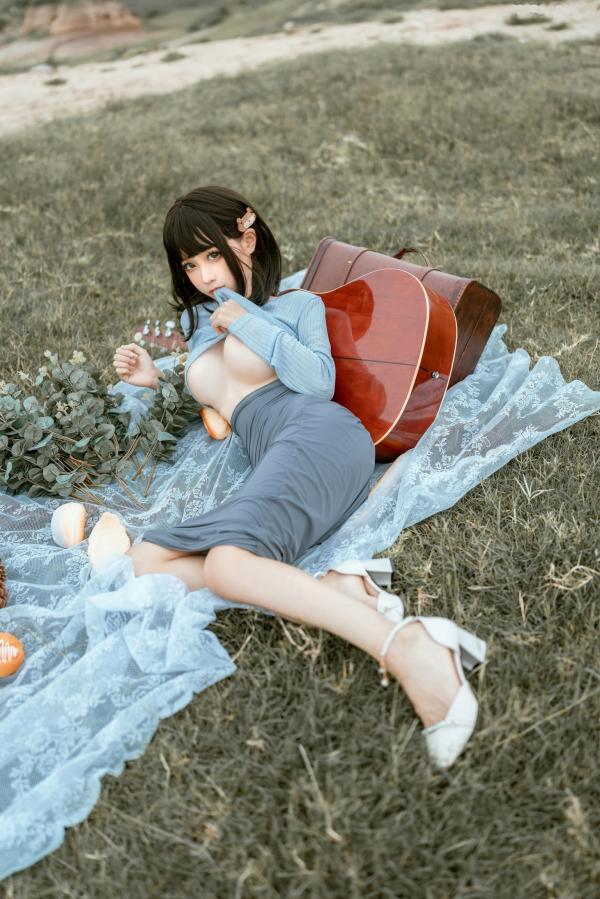 蠢沫沫   蠢沫沫-121-吉他妹妹，户外草地大胆露背装写真，尽显诱惑身材与白嫩肌肤的私房大尺度美图第30张图片