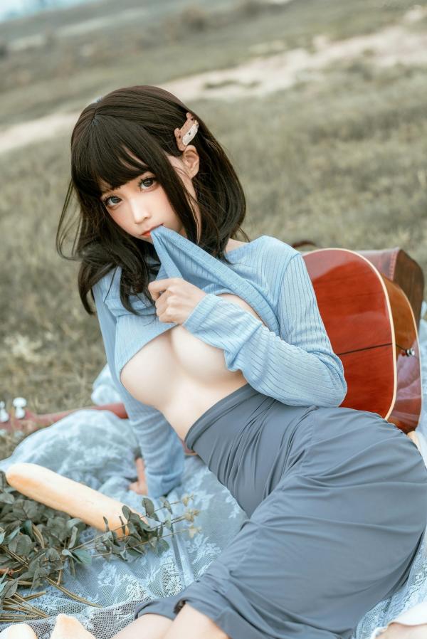 蠢沫沫   蠢沫沫-121-吉他妹妹，户外草地大胆露背装写真，尽显诱惑身材与白嫩肌肤的私房大尺度美图第34张图片