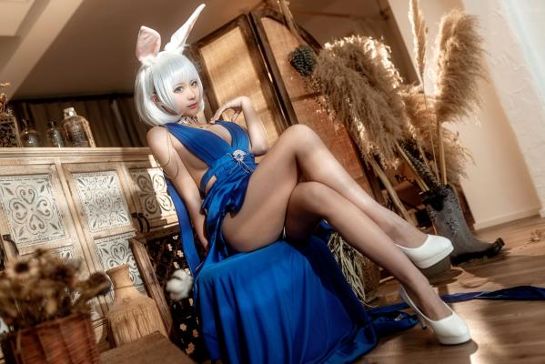 蠢沫沫   蠢沫沫-碧蓝航线加贺COS兔女郎，深蓝色丝绸深V礼服，性感曲线诱惑私房，极致美腿尤物精选第29张图片