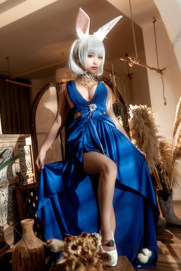 蠢沫沫   蠢沫沫-碧蓝航线加贺COS兔女郎，深蓝色丝绸深V礼服，性感曲线诱惑私房，极致美腿尤物精选第37张图片