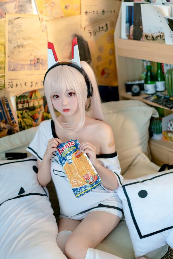 蠢沫沫   蠢沫沫-062-碧蓝航线绫波居家Cosplay纯白制服治愈萝莉写真第32张图片