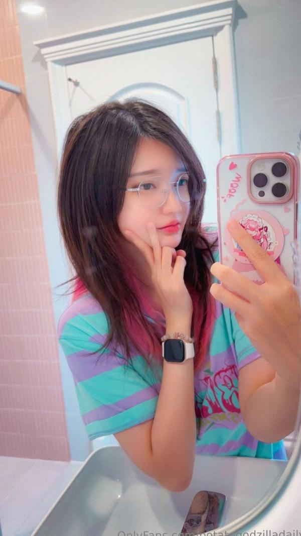 Potato Godzilla   Potato-Godzilla-OnlyFans-Nude-May-2025 浴室自拍无圣光童颜巨乳大尺度写真第1张图片