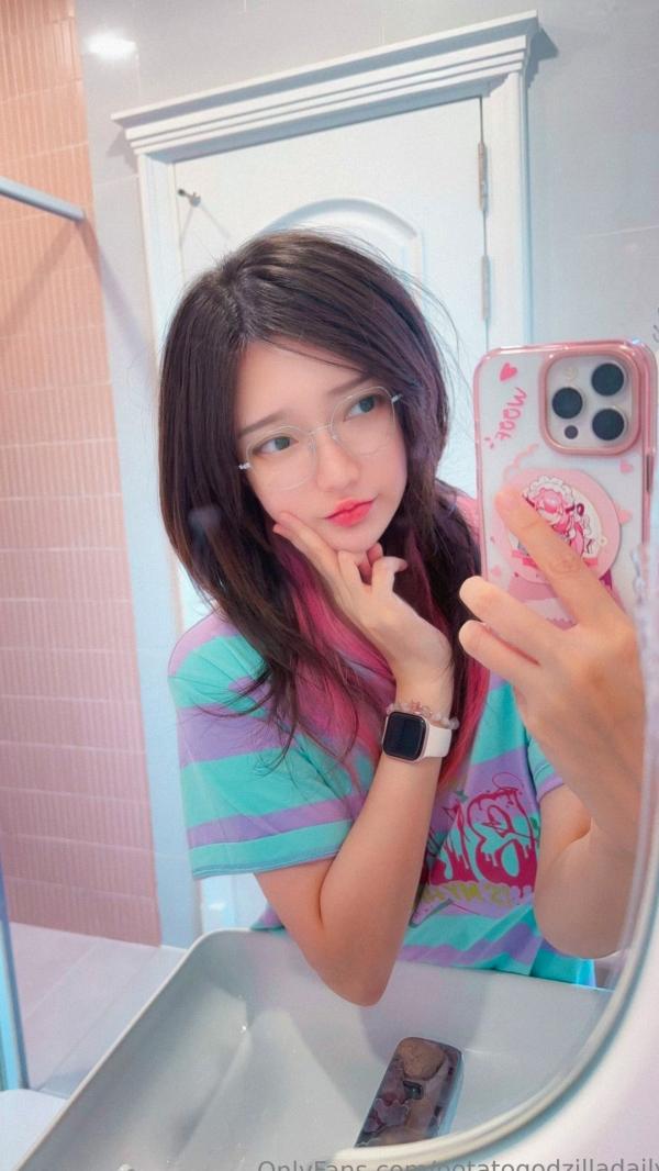 Potato Godzilla   Potato-Godzilla-OnlyFans-Nude-May-2025 浴室自拍无圣光童颜巨乳大尺度写真第2张图片