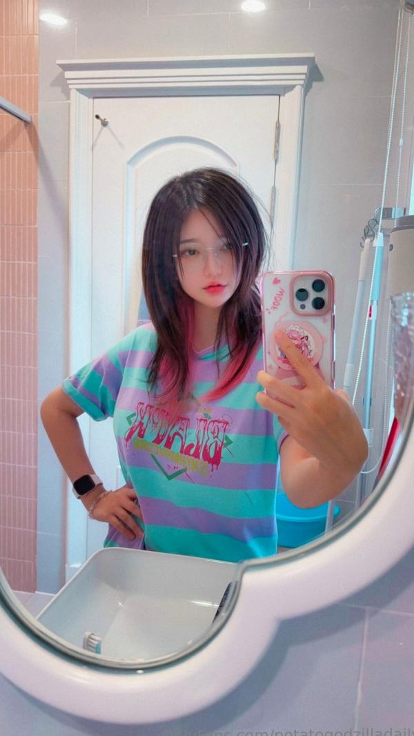 Potato Godzilla   Potato-Godzilla-OnlyFans-Nude-May-2025 浴室自拍无圣光童颜巨乳大尺度写真第3张图片