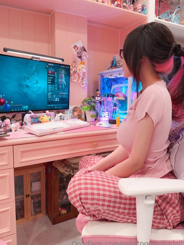 Potato Godzilla   Potato-Godzilla-OnlyFans-Nude-May-2025 浴室自拍无圣光童颜巨乳大尺度写真第10张图片