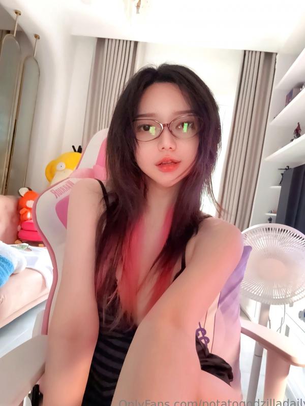 Potato Godzilla   Potato-Godzilla-OnlyFans-Nude-May-2025 浴室自拍无圣光童颜巨乳大尺度写真第18张图片