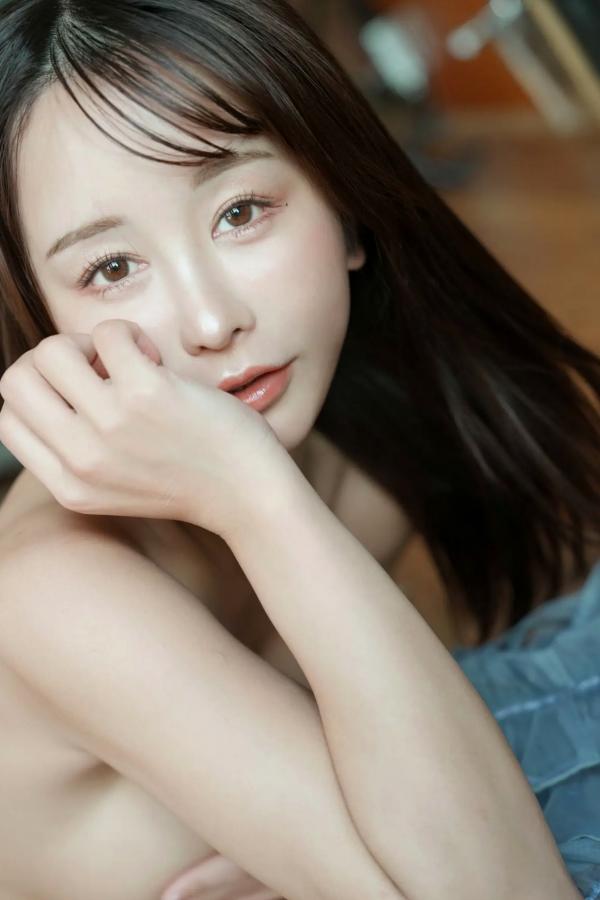 いくみ 呑田郁美  いくみ(Ikumi) – 精致白色透视内衣写真，纯欲诱惑室内家居风，尽显曼妙身材曲线第26张图片
