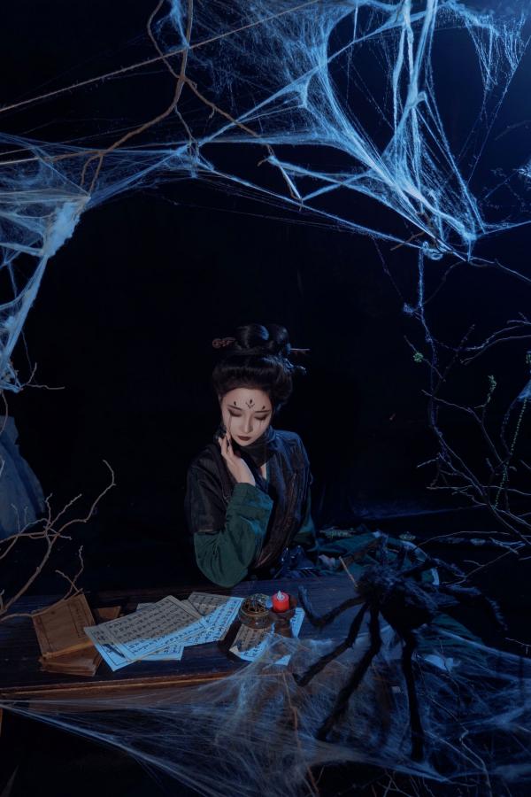 年年Nnian 年年  年年Nnian-四妹古风侠女剑客角色扮演，暗黑冷艳风格，绝美身材大尺度私房诱惑写真第1张图片