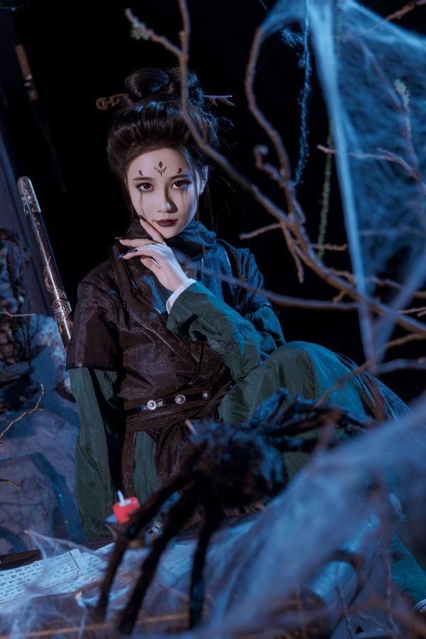 年年Nnian 年年  年年Nnian-四妹古风侠女剑客角色扮演，暗黑冷艳风格，绝美身材大尺度私房诱惑写真第4张图片