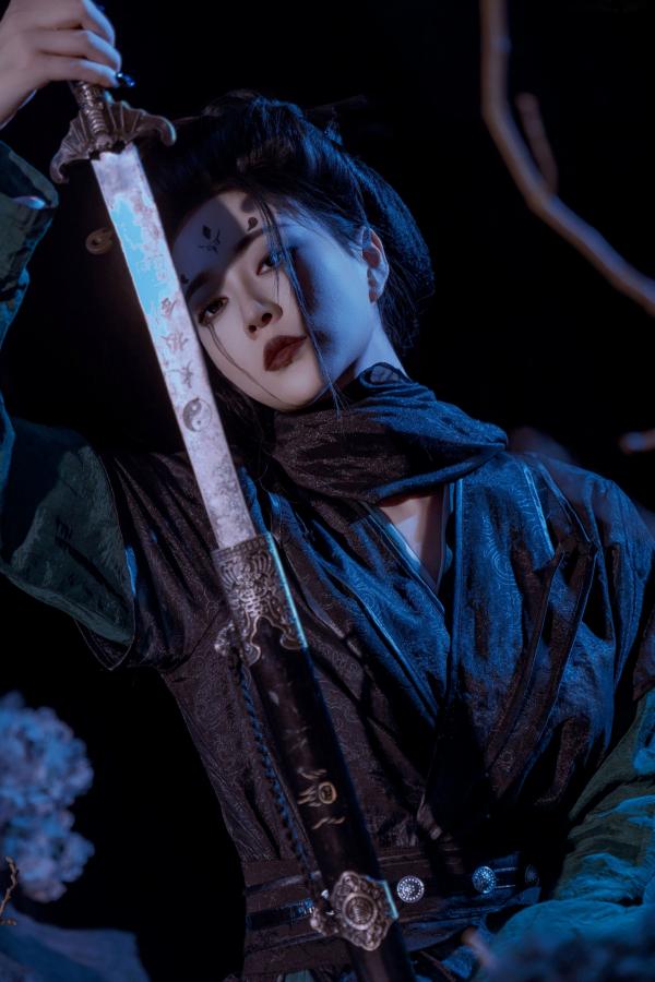 年年Nnian 年年  年年Nnian-四妹古风侠女剑客角色扮演，暗黑冷艳风格，绝美身材大尺度私房诱惑写真第6张图片
