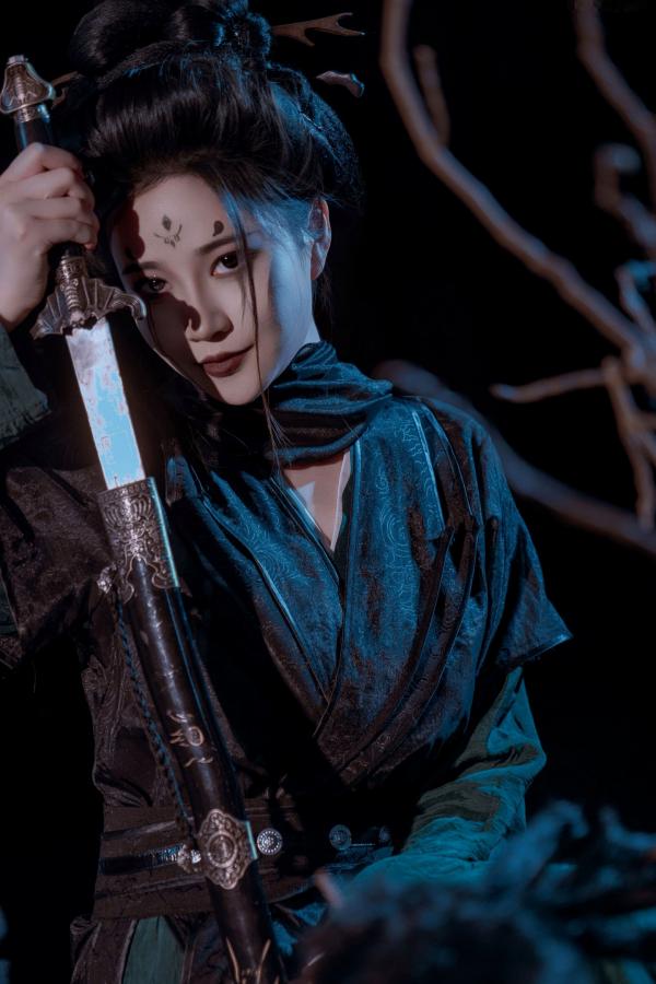 年年Nnian 年年  年年Nnian-四妹古风侠女剑客角色扮演，暗黑冷艳风格，绝美身材大尺度私房诱惑写真第7张图片