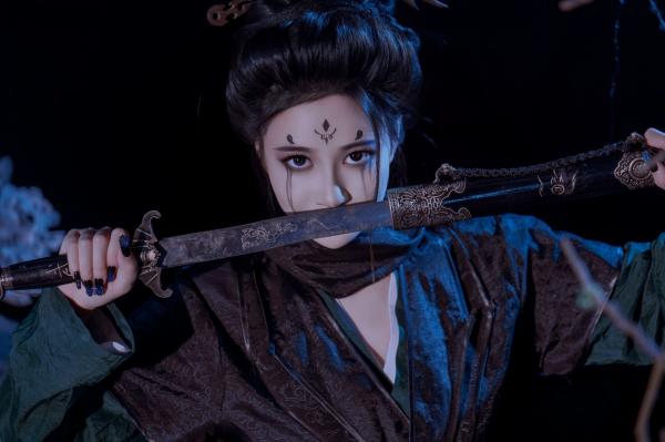 年年Nnian 年年  年年Nnian-四妹古风侠女剑客角色扮演，暗黑冷艳风格，绝美身材大尺度私房诱惑写真第8张图片