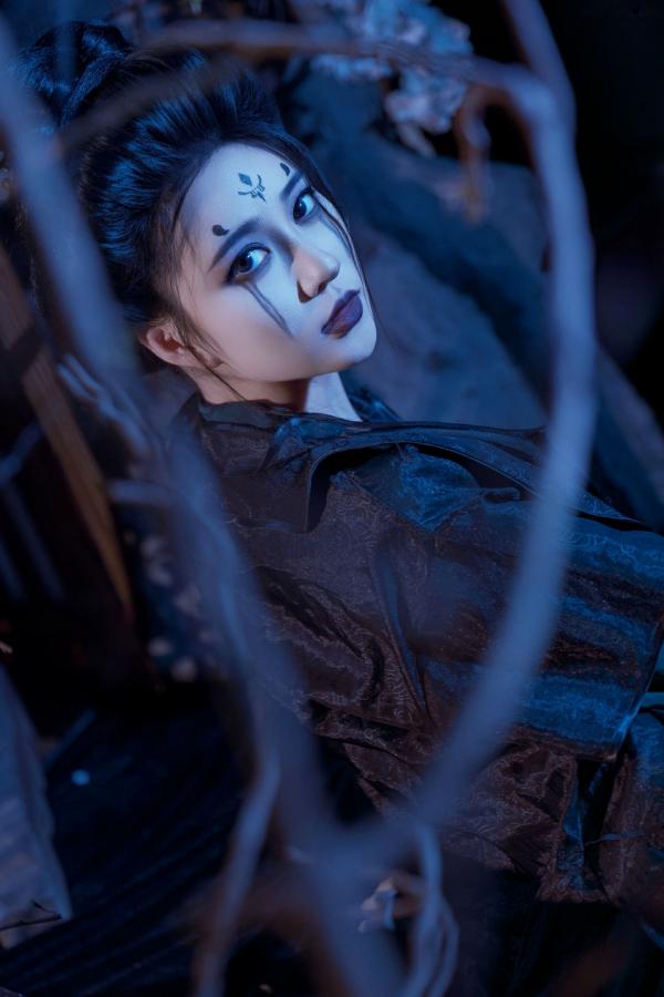 年年Nnian 年年  年年Nnian-四妹古风侠女剑客角色扮演，暗黑冷艳风格，绝美身材大尺度私房诱惑写真第46张图片