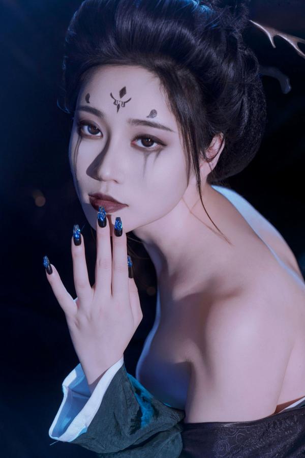 年年Nnian 年年  年年Nnian-四妹古风侠女剑客角色扮演，暗黑冷艳风格，绝美身材大尺度私房诱惑写真第50张图片