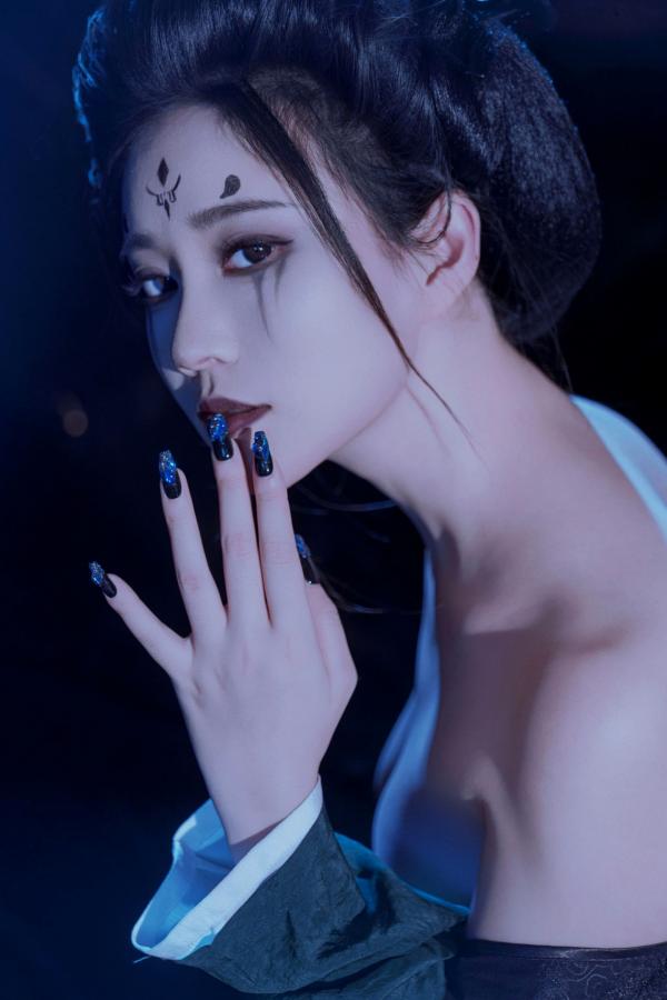 年年Nnian 年年  年年Nnian-四妹古风侠女剑客角色扮演，暗黑冷艳风格，绝美身材大尺度私房诱惑写真第51张图片