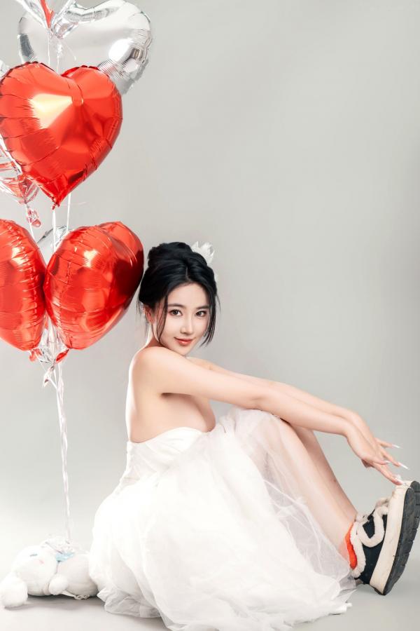 年年Nnian 年年  年年Nnian-LOVE-情人节特别篇：纯白婚纱私房照，心形气球浪漫诱惑与清纯甜美的碰撞第1张图片