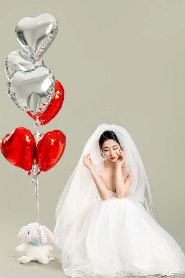 年年Nnian 年年  年年Nnian-LOVE-情人节特别篇：纯白婚纱私房照，心形气球浪漫诱惑与清纯甜美的碰撞第8张图片