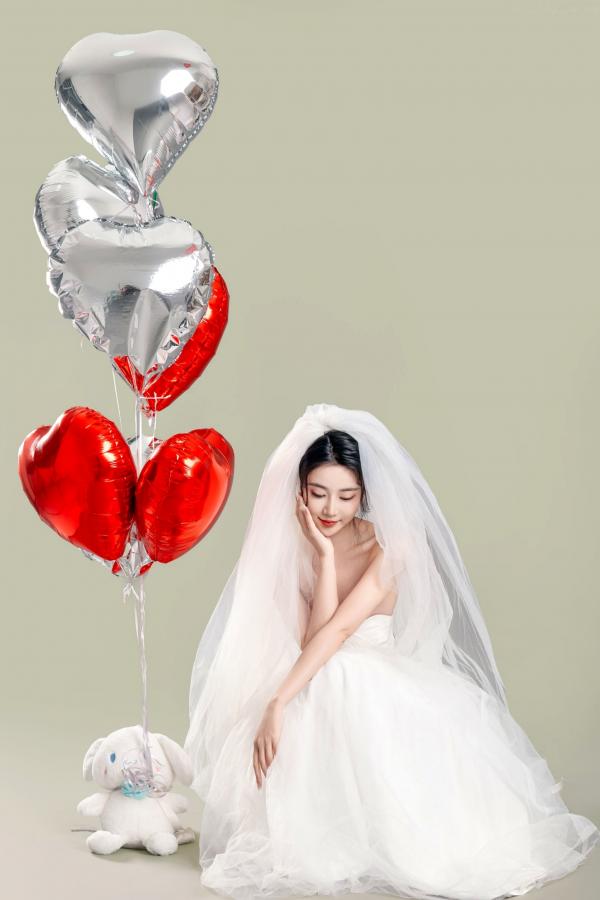 年年Nnian 年年  年年Nnian-LOVE-情人节特别篇：纯白婚纱私房照，心形气球浪漫诱惑与清纯甜美的碰撞第9张图片
