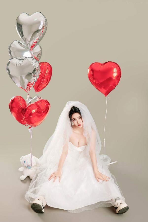 年年Nnian 年年  年年Nnian-LOVE-情人节特别篇：纯白婚纱私房照，心形气球浪漫诱惑与清纯甜美的碰撞第10张图片