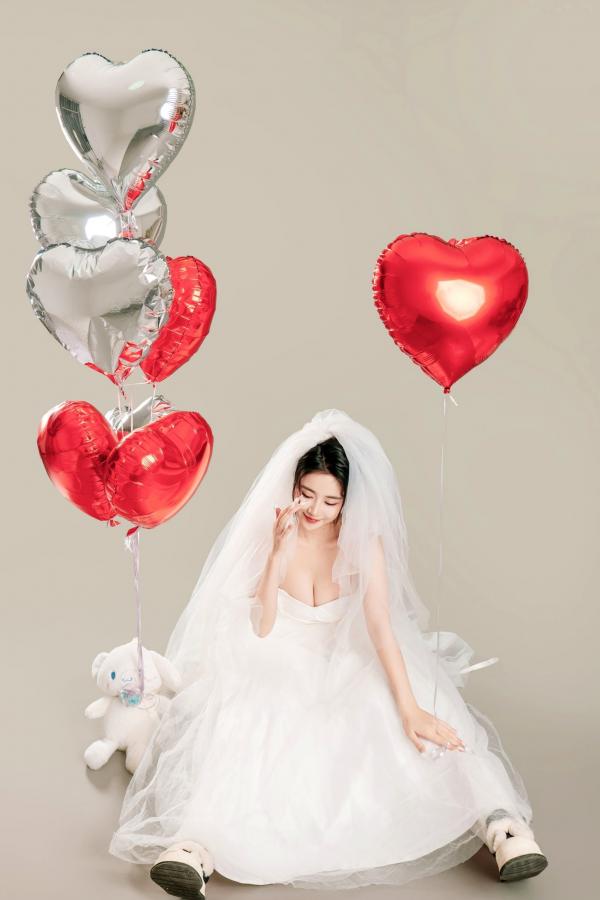 年年Nnian 年年  年年Nnian-LOVE-情人节特别篇：纯白婚纱私房照，心形气球浪漫诱惑与清纯甜美的碰撞第11张图片
