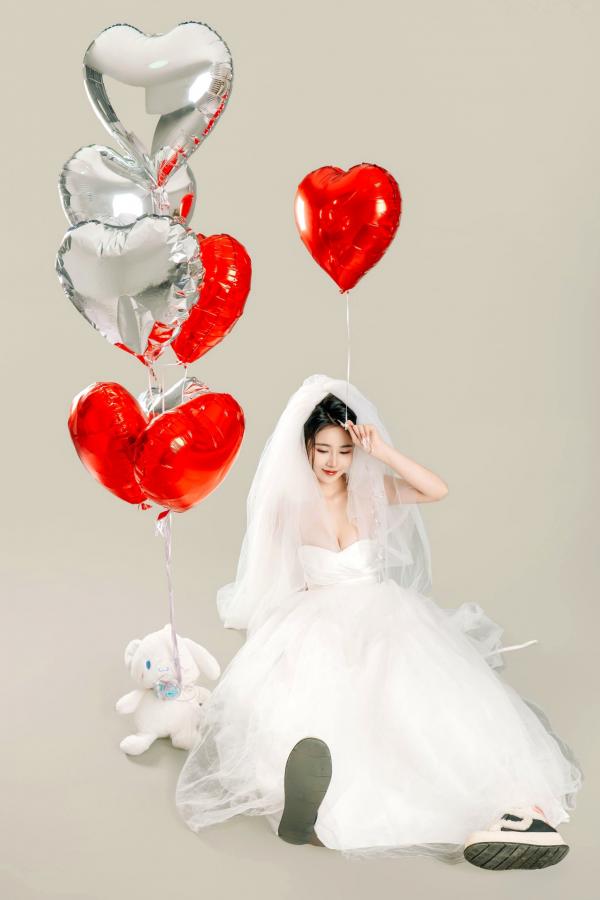 年年Nnian 年年  年年Nnian-LOVE-情人节特别篇：纯白婚纱私房照，心形气球浪漫诱惑与清纯甜美的碰撞第13张图片